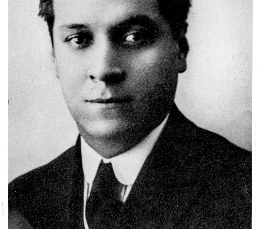 Adalberto Terceros (c. 1922), retrato vertical en blanco y negro.