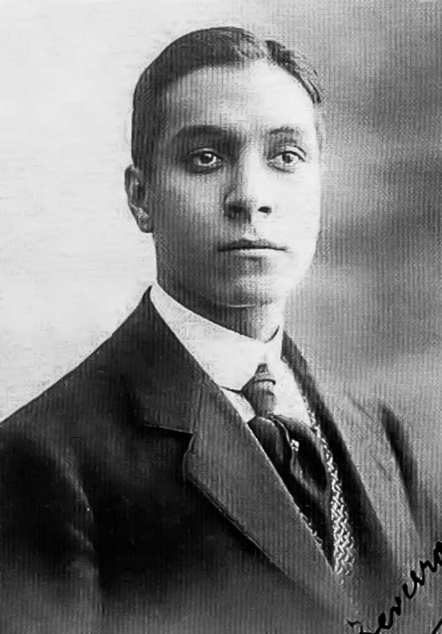 Adalberto Terceros Mendívil en su juventud, retrato en blanco y negro.